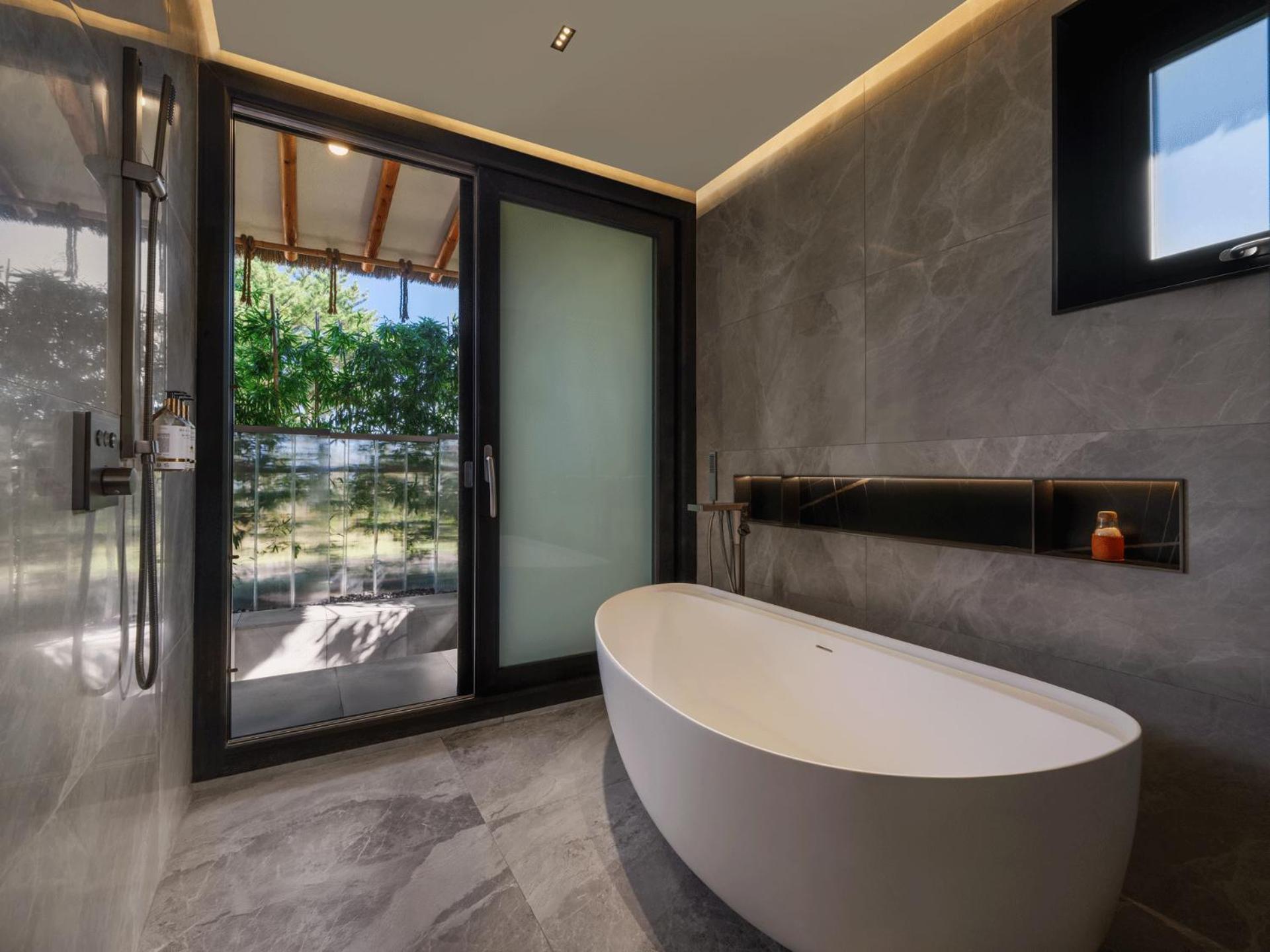 [ 7pm check & check-out] Forest Garden Double Private Jacuzzi